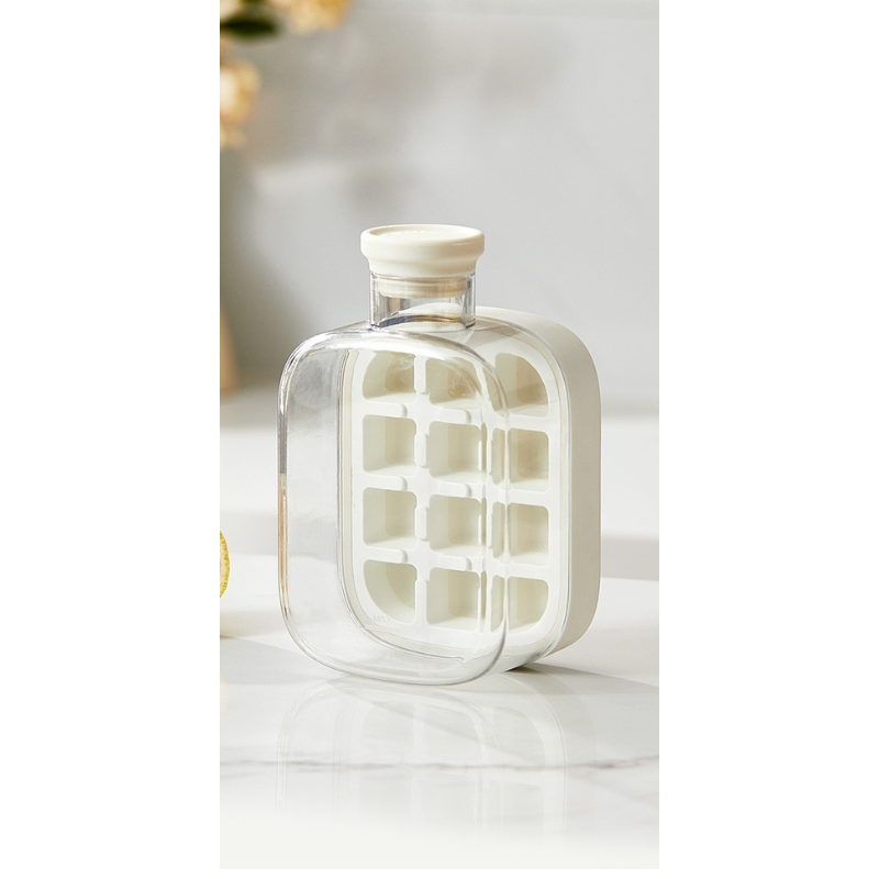 Iskubsflaska med tillhörande sugrör