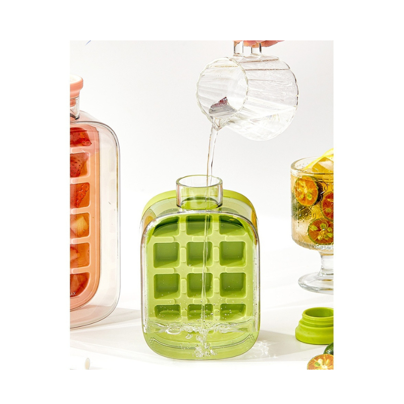 Iskubsflaska med tillhörande sugrör